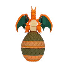 Lade das Bild in den Galerie-Viewer, Glurak als bewegliche Pokemon Figur mit Ei