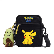 Lade das Bild in den Galerie-Viewer, Messenger Tasche mit Pokemon Motiven und Avocado Plüsch Anhänger