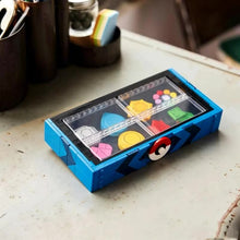 Lade das Bild in den Galerie-Viewer, Pokemon Kanto Region Abzeichen-Sammlung Klemm-Baustein Set mit 312 Bausteinen