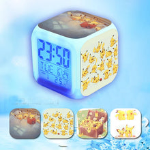 Lade das Bild in den Galerie-Viewer, Niedlicher LED Wecker mit Pikachu Motiven