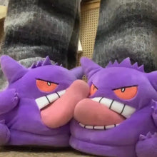 Lade das Bild in den Galerie-Viewer, Flauschige Gengar Hausschuhe mit Zunge – Pokémon Slipper inkl. Innensocken