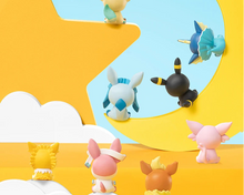 Lade das Bild in den Galerie-Viewer, Pokebälle mit Pokemon Figur - viele Motive