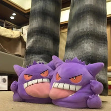 Lade das Bild in den Galerie-Viewer, Flauschige Gengar Hausschuhe mit Zunge – Pokémon Slipper inkl. Innensocken
