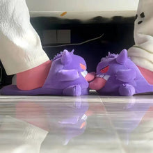 Lade das Bild in den Galerie-Viewer, Flauschige Gengar Hausschuhe mit Zunge – Pokémon Slipper inkl. Innensocken