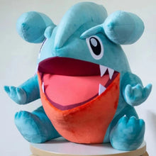 Lade das Bild in den Galerie-Viewer, XXL Kaumalat Gible Pokemon Stofftier (ca. 50cm)