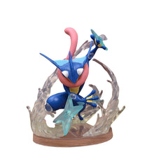 Lade das Bild in den Galerie-Viewer, Greninja Pokémon Quajutsu Sammelfigur mit Ornamenten kaufen