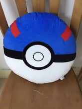 Lade das Bild in den Galerie-Viewer, Großes Plüsch Pokéball Kissen ca. 40x40cm kaufen