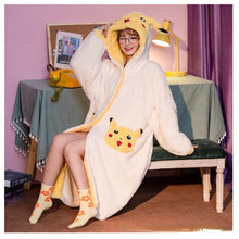 Lade das Bild in den Galerie-Viewer, Pokemon Pikachu Kuscheliger Fleece Bademantel kaufen