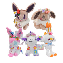 Lade das Bild in den Galerie-Viewer, Pokemon Kuscheltiere in der Blumen Edition: Evoli, Galarian Gallopa, Iksbat etc. kaufen