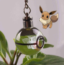 Lade das Bild in den Galerie-Viewer, Pokeball Anhänger mit Pokemon Motiven und Farbwechsel kaufen