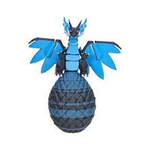 Lade das Bild in den Galerie-Viewer, Bewegliche Mega Glurak X Pokemon Figur mit Ei Mega Charizard
