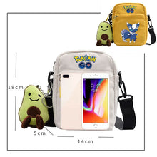 Lade das Bild in den Galerie-Viewer, Messenger Tasche mit Pokemon Motiven und Avocado Plüsch Anhänger
