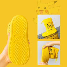 Lade das Bild in den Galerie-Viewer, Kinder Gummistiefel mit Pikachu Pokemon Motiven
