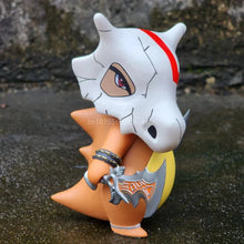 Lade das Bild in den Galerie-Viewer, Detailreiche Tragosso Cubone Figur (ca. 14cm) Pokemon Figur
