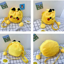 Lade das Bild in den Galerie-Viewer, Flauschige Pikachu Schultertasche
