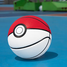 Lade das Bild in den Galerie-Viewer, Basketball im Pokeball Aussehen - ideal für Freizeit und Sport

