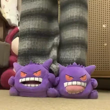 Lade das Bild in den Galerie-Viewer, Flauschige Gengar Hausschuhe mit Zunge – Pokémon Slipper inkl. Innensocken

