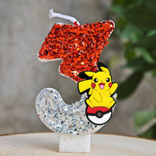 Lade das Bild in den Galerie-Viewer, Glitter Pokmeon Pikachu Kerzen für Geburtstage mit Jahreszahl in verschiedenen Farben
