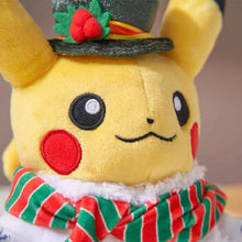 Cargue la imagen en el visor de la galería, peluche de Pikachu con motivos navideños.