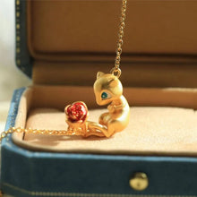 Lade das Bild in den Galerie-Viewer, Goldene Mew Halskette mit Blumenmotiv
