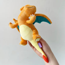 Lade das Bild in den Galerie-Viewer, Niedliches Glurak Charizard Plüsch Kissen (ca. 23cm oder 45cm)
