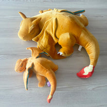Lade das Bild in den Galerie-Viewer, Niedliches Glurak Charizard Plüsch Kissen (ca. 23cm oder 45cm)
