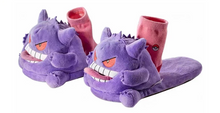 Lade das Bild in den Galerie-Viewer, Flauschige Gengar Hausschuhe mit Zunge – Pokémon Slipper inkl. Innensocken
