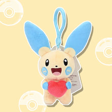Lade das Bild in den Galerie-Viewer, Zuckersüße Pokemon Plüsch Anhänger mit Herz
