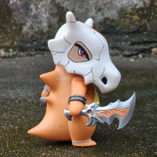 Lade das Bild in den Galerie-Viewer, Detailreiche Tragosso Cubone Figur (ca. 14cm) Pokemon Figur
