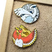 Lade das Bild in den Galerie-Viewer, Lugia oder Ho-Oh Pin Anime Pokemon Brosche Anstecker
