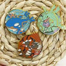 Lade das Bild in den Galerie-Viewer, Rayquaza, Groudon oder Kyogre Brosche, Pin Anstecker
