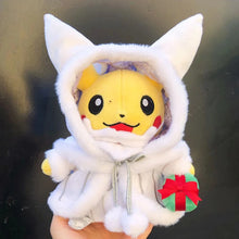 Cargue la imagen en el visor de la galería, peluche de Pikachu con motivos navideños.