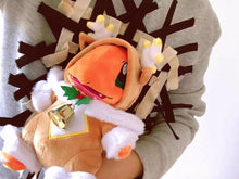 Cargue la imagen en el visor de la galería, peluche de Pikachu con motivos navideños.