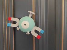 Laden und Abspielen von Videos im Galerie-Viewer, Große Magnetische Magnetilo Magnemite Figur Pokemon Kühlschrankmagnet
