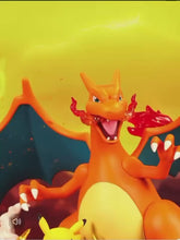 Laden und Abspielen von Videos im Galerie-Viewer, Glurak Charizard mit Pikachu Figur Statue
