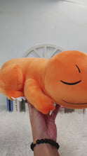 Laden und Abspielen von Videos im Galerie-Viewer, Süßes Glumanda XXL Pokemon Stofftier in Schlafpose (ca. 45cm)
