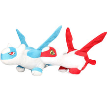 Carga la imagen en el visor de la galería, compra el peluche de Pokémon Latias / Latios (aprox.30 cm)