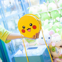 Carga la imagen en el visor de la galería, compra un pequeño bolso redondo de Pokemon con motivo de Pikachu
