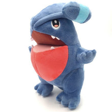 Carga la imagen en el visor de la galería, compra el peluche de Pokémon Gible / Kaumalat (aprox.22 cm)