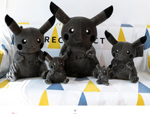 Lade das Bild in den Galerie-Viewer, Pikachu Plüsch Pokemon Figur in Schwarz kaufen
