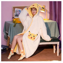 Carga la imagen en el visor de la galería, compra una cómoda bata de baño de forro polar de Pokemon Pikachu