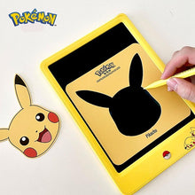 Lade das Bild in den Galerie-Viewer, Pokemon Schreibtafel im Pikachu Design mit Pokemon Abpaustafeln kaufen
