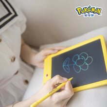 Cargue la imagen en el visor de la galería, compre un tablero de escritura de Pokémon con el diseño de Pikachu con tableros de copia de Pokémon