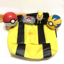 Carga la imagen en el visor de la galería, compra un cinturón de Pokemon Poke Ball con 2x Pokeball y 1x figura