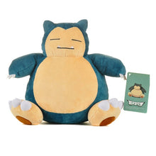 Cargue la imagen en el visor de la galería, compre un Pokémon de peluche sentado Relaxo Snorlax (aprox. 40 cm).
