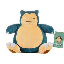 Cargue la imagen en el visor de la galería, compre un Pokémon de peluche sentado Relaxo Snorlax (aprox. 40 cm).