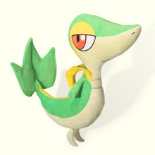 Lade das Bild in den Galerie-Viewer, Serpifeu Snivy Kuscheltier Pokemon (ca. 40cm) kaufen
