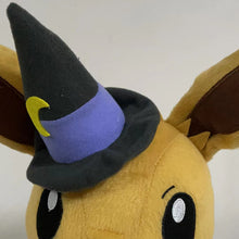 Cargue la imagen en el visor de la galería, compre la figura de peluche Pokémon Eevee Eevee con un disfraz de Halloween (aprox. 28 cm).