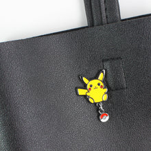 Cargue la imagen en el visor de la galería, Insignia de Pokémon Pikachu y Pokeball - Comprar Pin